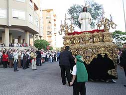 El paso, con los pies de los costaleros que van debajo, al salir del templo, en la calle Doñana./M. N./