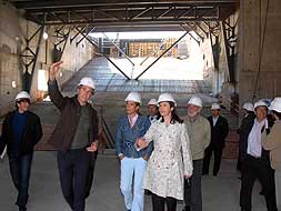 El arquitecto José Selgas con la consejera deTurismo, Leonor Flores, y la alcaldesa, Elia María Blanco, durante la visita de la semana pasada al Palacio./ PALMA/