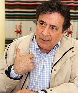 NOVELISTA. Luis Landero , en plena madurez creativa, durante la entrevista en la casa donde transcurrió su infancia.|LORENZO CORDERO/