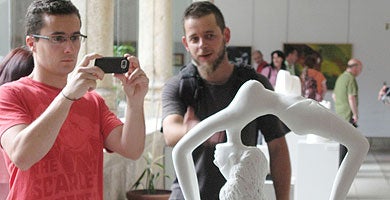 En primer plano, una de las obras expuestas en la muestra de fin de curso que organizan los alumnos de Bellas Artes. / LORENZO CORDERO/
