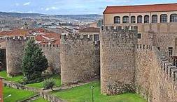 Tramo de muralla y cubos bajo la torre Lucía. / HOY/