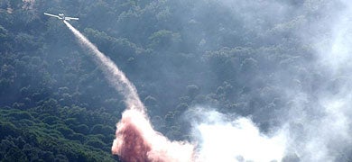 Tres helicópteros, de los tipos bombardero, de transporte y de extinción y de vigilancia y coordinación aérea, han participado en las labores de extinción. / R.M./