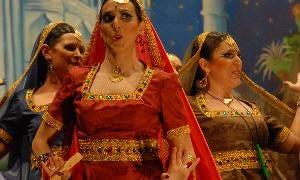 Actuación de Los Sureños en el concurso de agrupaciones del Carnaval Romano en 2010./ HOY/