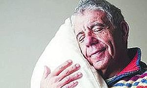 Descanso. Estivill se abraza a una almohada. | VICENS GIMENEZ/