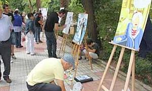 La presencia de los artistas en el Paseo de Cánovas esta mañana ha atraído a un significativo número de cacereños | ARMANDO MÉNDEZ/