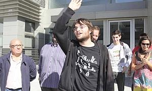 VÍDEO. Declaraciones de Rafael González a su salida de la comisaría de Mérida esta mañana. / J.M. ROMERO/