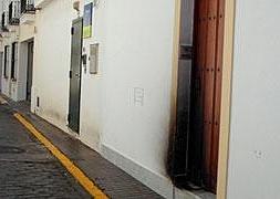 Queman la puerta de la casa del alcalde de Fuente del Maestre