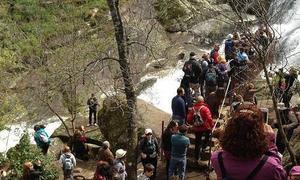 FOTOS. Senderistas fotografiándose junto al salto de agua./