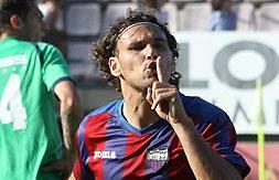 Curro celebra el tercer gol del Extremadura que deja las espadas en alto para el partido en Toledo. :: J. M. ROMERO/