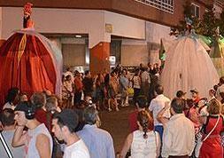 Imagen de actividades de animación y público en una edición de la 'Noche en blanco' de Badajoz. :: HOY/