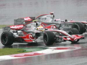 Fernando Alonso dice que puede seguir un año más en McLaren sin problema y lucharía de nuevo con Hamilton por el título. / REUTERS/