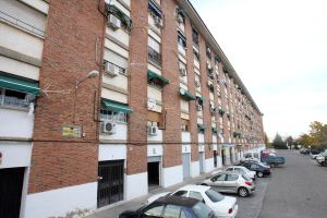 La detenida, que es canadiense, tenía un piso alquilado en el bloque número 9 de la calle General Carracedo, en Pardaleras. / ALFONSO/