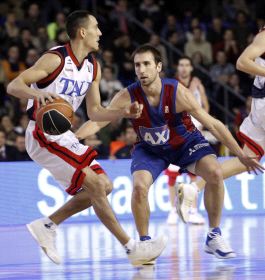 El jugador del TAU Ceramica Pablo Prigioni (izda) ante Pepe Sánchez, del AXA Barcelona. / EFE/