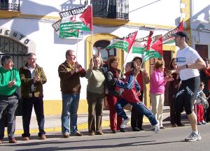 Los atletas recibieron apoyo de los extremeños a su paso por Monesterio. / RAFAEL MOLINA/