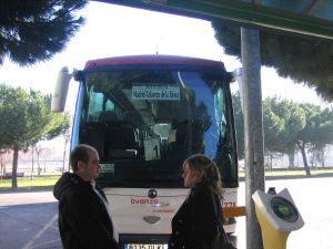 EN LA PARADA. Una pareja de viajeros espera la salida del autobús a Madrid en la estación de Talavera el pasado sábado 9 de febrero. / ESPERANZA RUBIO./