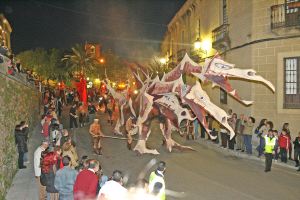 El dragón paseó por el centro de Cáceres seguido atentamente por numeroso público. / LORENZO CORDERO/