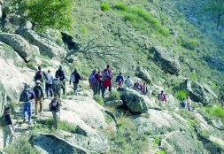 Un grupo de senderistas recorre la Sierra de Tormantos, entre el Valle y la Vera. / HOY/