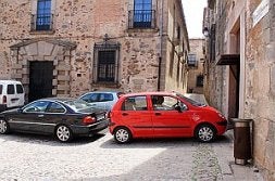 Un coche mal aparcado impide salir a otro del garaje. / M. ACEDO/