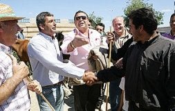 'Trato hecho' en la venta de un caballo. / MARISA NÚÑEZ Ramón Silva ganó el premio al mejor caballo de feria. / M. NÚÑEZ/