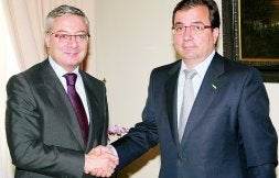 José Blanco y Guillermo Fernández Vara ayer en el Ministerio de Fomento. / EFE/