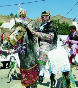 El sargento marca los tiempos y pautas de la fiesta. / J. A. VILLAREJO/
