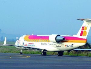 Un avión de la compañía Air Nostrum aterriza en el aeropuerto de Badajoz./ HOY/