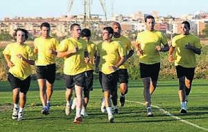 Varios jugadores blanquinegros hacen carrera continua en el entrenamiento de ayer. /C.MORENO/
