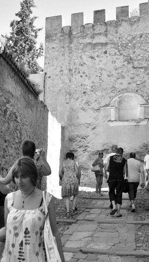 Turistas paseando por la Alcazaba. /HOY/