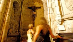Dos turistas contemplan la talla del Cristo Negro, en la Concatedral de Santa María, que el día 13 celebra su besaimagen. / JORGE REY/