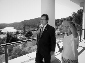 Vara recibe explicaciones ayer durante su visita a Vila Velha de Rodao. / BRÍGIDO/
