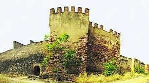 Vista de una de las torres de la muralla de La Alcazaba en la que se aprecia el estado de deterioro. / EMILIO PIÑERO/