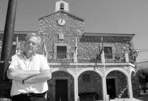 José Villegas dimitió de alcalde al no apoyarle ninguno de los concejales de su mismo grupo político. / HOY/