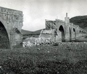 El puente de la localidad, destruido durante la Guerra Civil. / HOY/