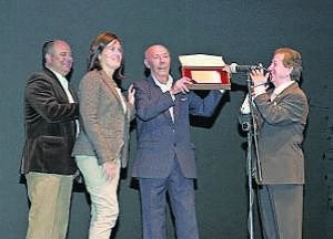 Entrega de la placa al Niño de Badajoz. / S. R./