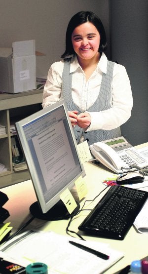 Zapatero posa con Izaskun tras 'Tengo una pregunta para usted'. Abajo mira con Caldera varios currículos en su mesa de trabajo. :: /J. R. LADRA/