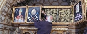 El Mayordomo de la Cofradía de los santos abre el sarcófago que contiene los restos de San Fulgencio y Santa Florentina. :: MAM/