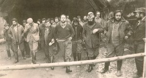 Los trabajadores encerrados en la mina en 1982 abandonan la medida de presión. :: R. M./