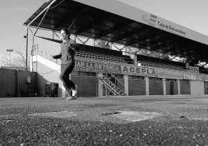 Una deportista entrena en las pistas de atletismo de la Ciudad Deportiva. :: PALMA/