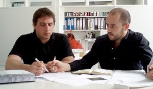 Emilio Delgado Martos y Antonio Álvarez-Cienfuegos, que firman el proyecto, en su estudio. :: HOY/