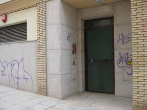 Los grafiteros ensuciaron este edificio recien estrenado. :: G. CASARES/