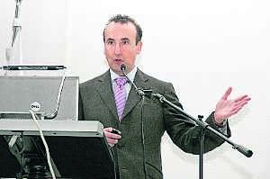 El doctor José Carlos Moreno, ayer, durante su intervención en Aula HOY. ::
ARMANDO MÉNDEZ/