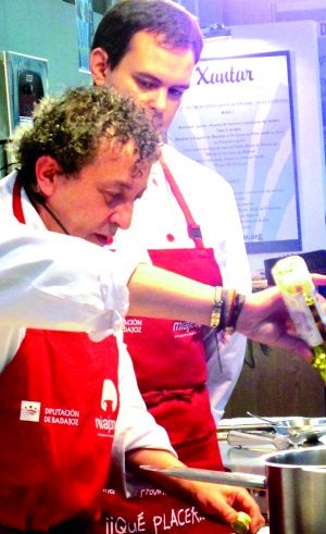 Antonio y su ayudante Jóse preparan los repápalos. ::
RM/