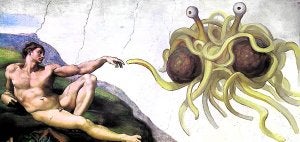 El monstruo creador. El 'Flying Spaguetti Monster' toca al hombre con su 'tallarinesco' apéndice en una parodia de la célebre pintura de la Capilla Sixtina./