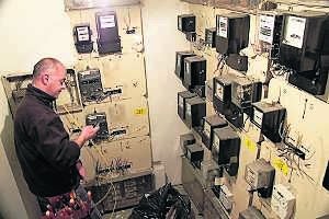 Los antiguos contadores de electricidad serán sustituidos por modernos aparatos. :: HOY/