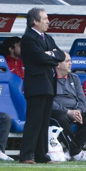 Julián Rubio en el banquillo del Albacete durante un partido. :: HOY/