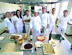 Miguel Gil (en el centro) y el equipo de cocina de CTAEX, antes de la demostración culinaria. :: J. V. ARNELAS/
