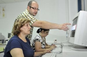 Un monitor de la Asociación Taringa, Ismail Ahmedov, corrigiendo a una de sus alumnas :: J. V. ARNELAS/