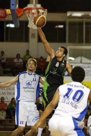 El verdinegro Juan Sanguino jugando para el Cáceres 2016./