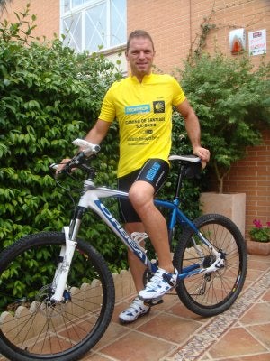 Juan Ramón Guillén con la bicicleta y el equipamiento que lleva al Camino de Santiago :: CEDIDA/