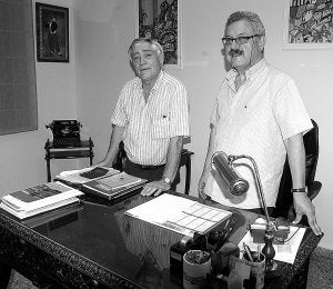 Benito Núñez (izquierda) y Julián Claver (derecha), ayer en el despacho del colegio Prácticas. ::
JORGE REY/